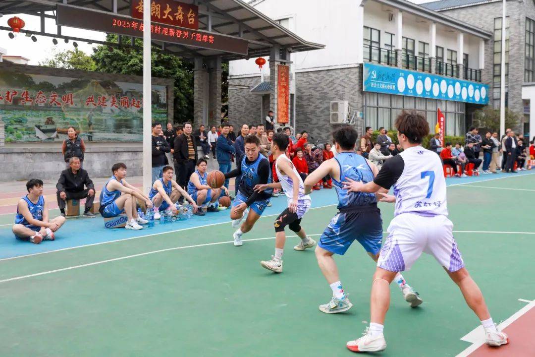 中国篮球联赛球队轮番上演精彩比赛