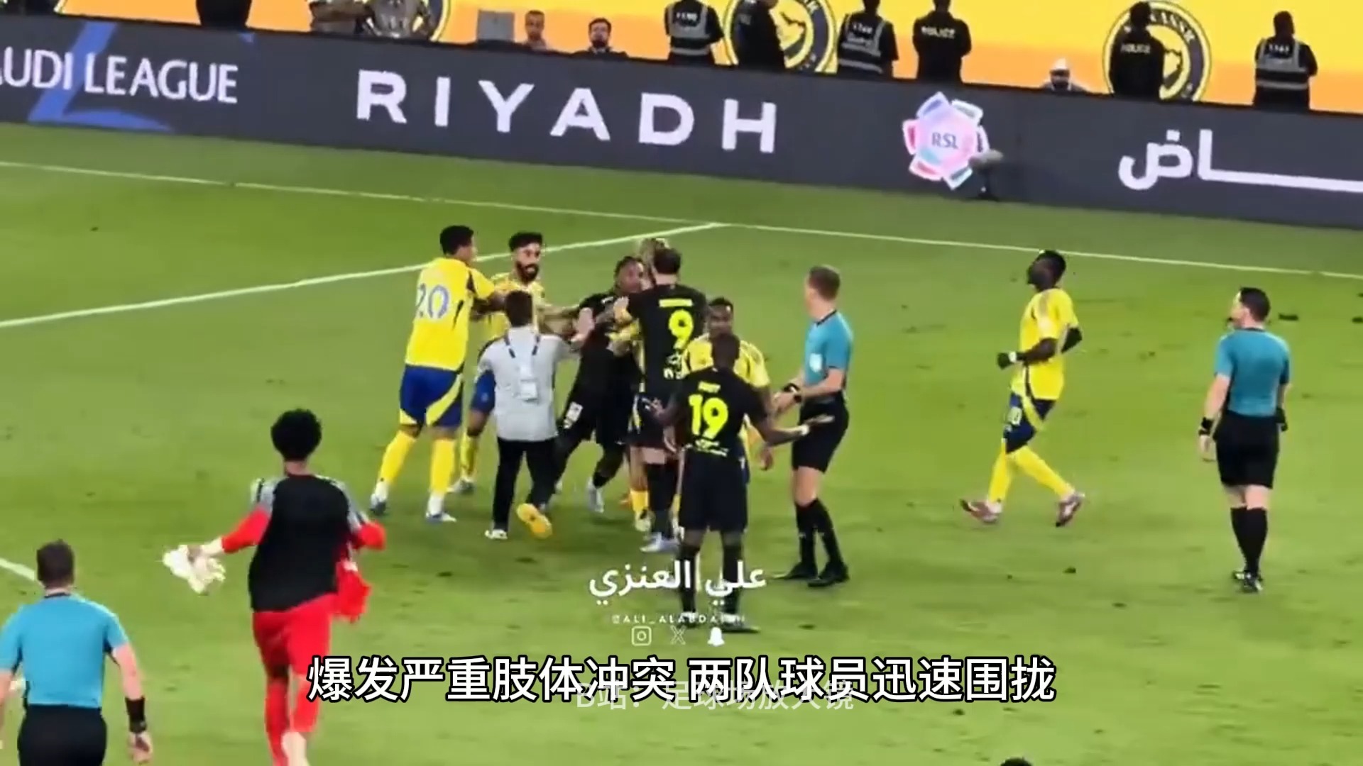 德布劳内重伤倒地，C罗全队围拢祈祷，场面感人